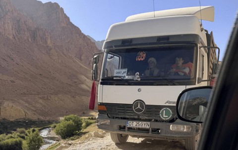 „Ce făcurăți, bă, nărozilor? Vă rătăcirăți?” Misterul camionului cu numere de Olt ajuns pe drumurile din Afganistan