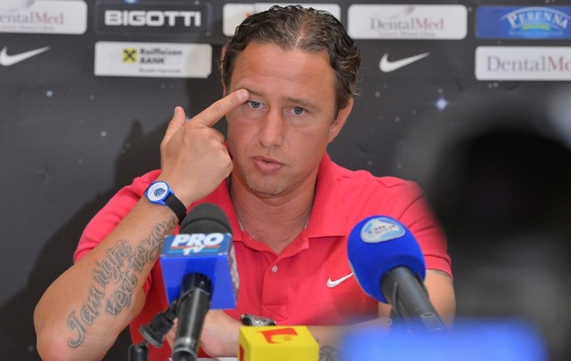 Reghe a provocat un scandal, într-un club de noapte. Antrenorul Stelei i-ar fi aplicat un cap în gură unui minor!