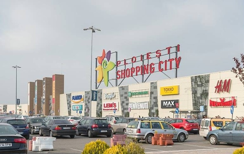 Doi bărbați au fost înjunghiați în parcarea unui mall din Ploiești. UPDATE: Agresorii au fost prinși