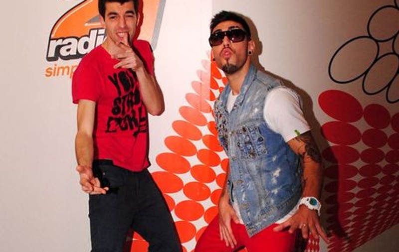 Alex Velea îi dă lecţii particulare de dans lui DJ Shurubel de la Radio 21