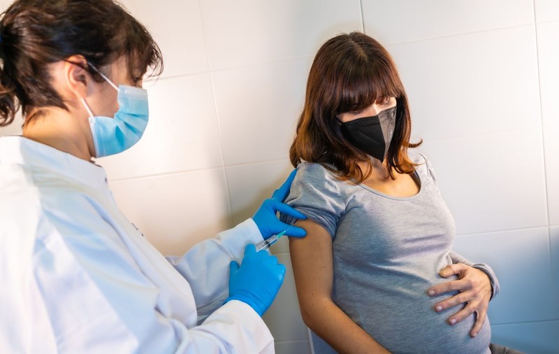 A crescut numărul cezarienelor la gravidele infectate cu COVID. Ce spun medicii despre vaccinarea femeilor însărcinate