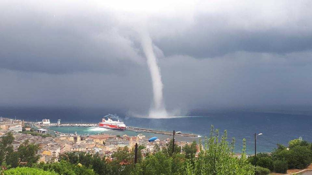 Tornadă în Corsica și zăpadă în munții italieni