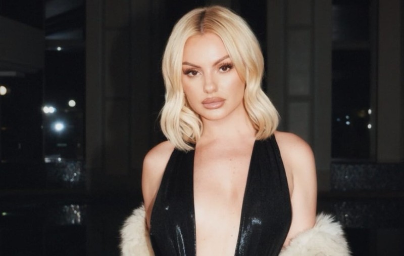 Imagini cu Alexandra Stan în costum de baie la plajă, în ultimul trimestru de sarcină. Artista va aduce pe lume o fetiță