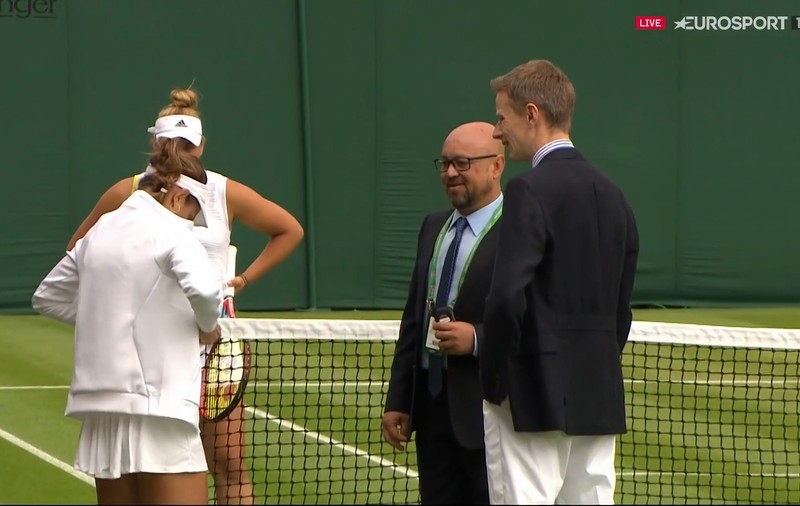 Cum a apărut îmbrăcată Mihaela Buzărnescu pe teren astăzi la Wimbledon. Organizatorii au pus-o să se schimbe imediat