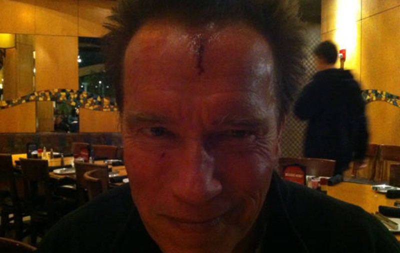 Prieteni buni în viaţa reală, legendarii actori Arnold Schwarzenegger şi Sylvester Stallone nu se despart nici la spital