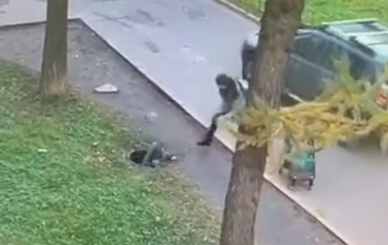 VIDEO | O mamă se plimba liniștită cu copilul ei când acesta a fost „înghițit” într-o gură de canal