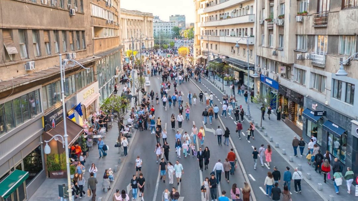 Bucureștenii la plimbare pe Calea Victoriei