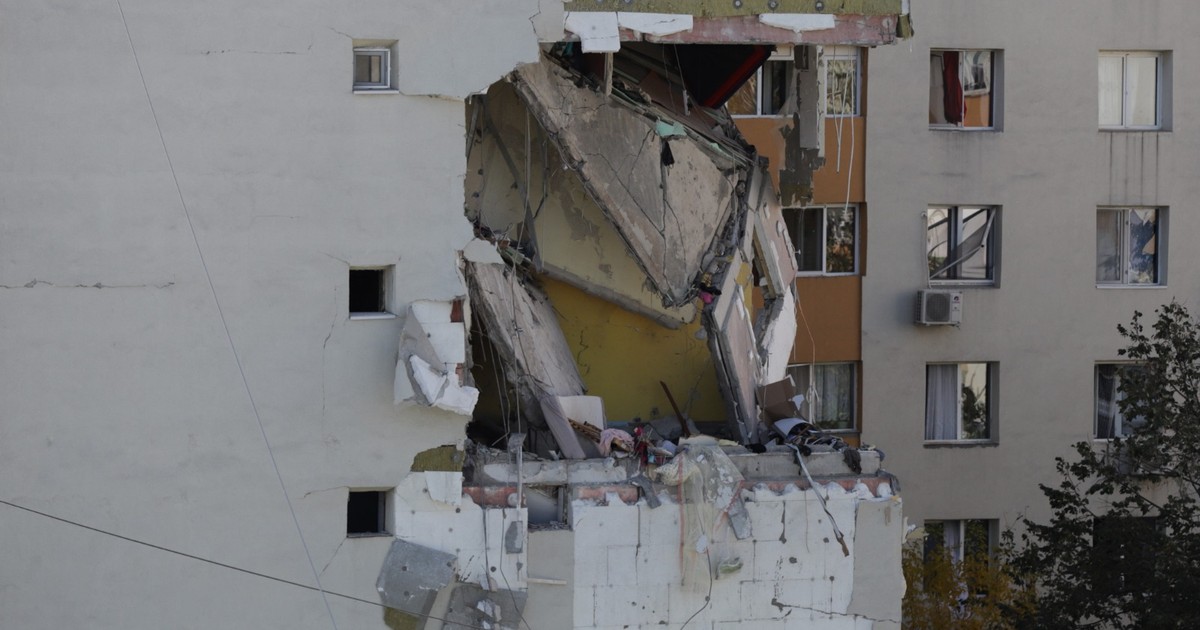 fațada distrusă a clădirii rezidențiale de pe strada Vicina, nr. 1, blocul 32, scara 2, după explozia devastatoare din 17 octombrie 2025, Rahova, Sectorul 5, București
