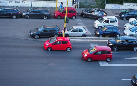 Zeci de mașini oprite la semafor pe un bulevard din Italia
