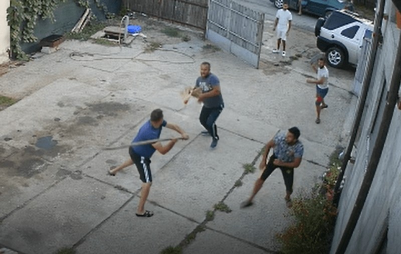 Imagini șocante. Un pădurar din Dâmbovița, bătut cu sălbăticie în curtea casei. Soția lui: „A fost bătut că a prins hoții de lemne”