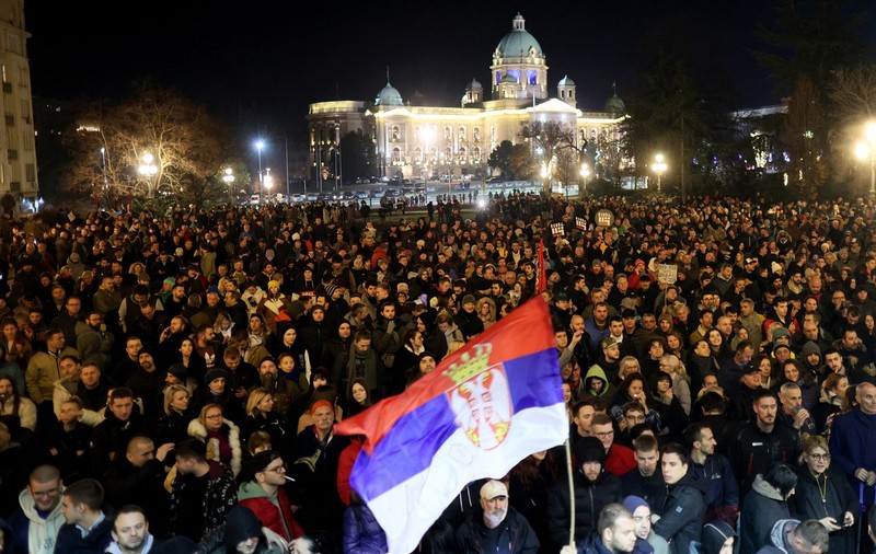 Un nou protest cu mii de oameni în Belgrad. Protestatarii au mărșăluit și spre secția de poliție unde sunt cei reținuți