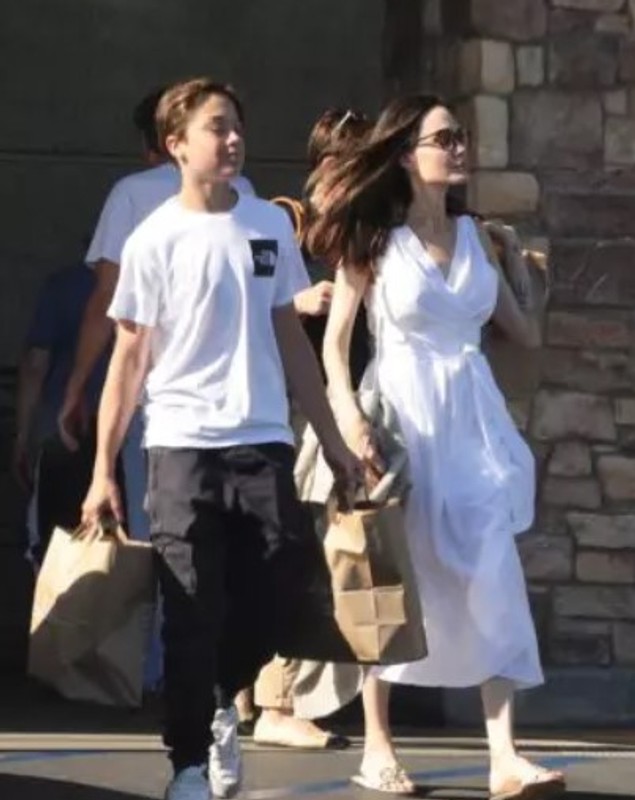 Angelina Jolie, apariție surprinzătoare alături de Knox. Ce făcea fiul său în vârstă de 14 ani?