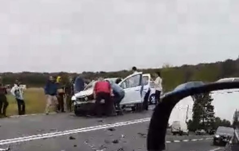 O mamă și copilul ei, răniți într-un accident pe DN1, în Potigrafu. Traficul îngreunat din cauza carambolului cu trei mașini