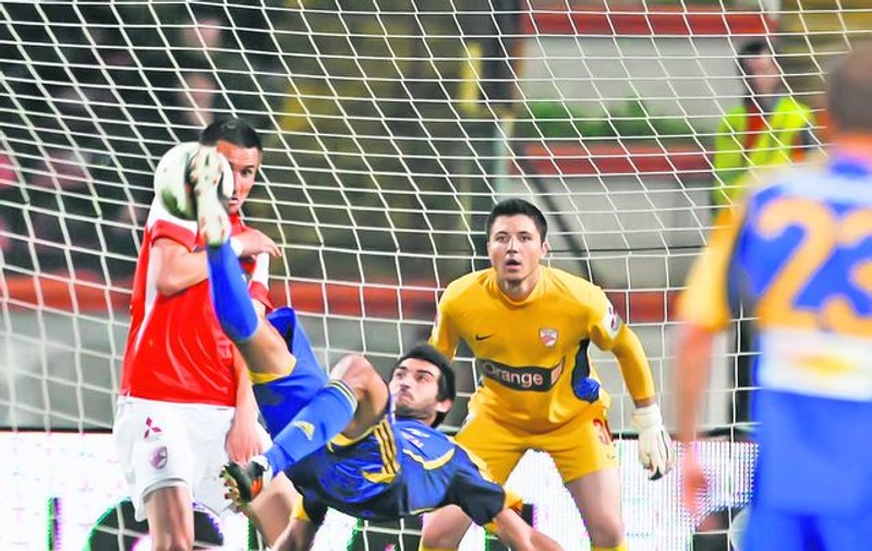 Atacantul tunisian al Petrolului, Hamza Younes, autorul unui gol din «foarfecă» împotriva lui Dinamo, e comparat cu suedezul de la AC Milan
