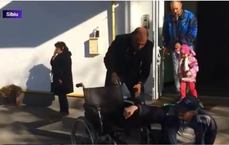 Un bărbat invalid din Sibiu s-a târât singur pe trepte pentru a ajunge la vot: ”Numai să-mi coborâți căruțul... ”