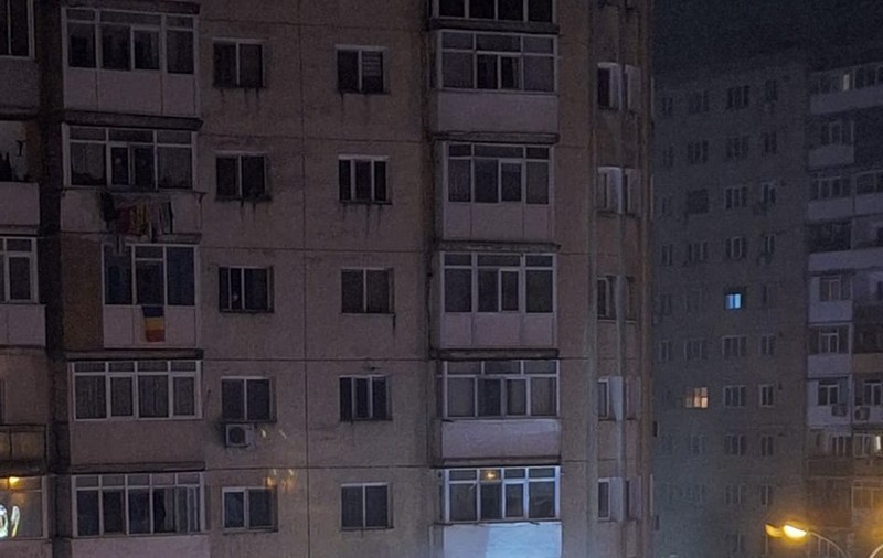 Incendiu într-un bloc din Râmnicu Vâlcea. 60 de persoane au fost evacuate după ce flăcările au izbucnit la parterul imobilului