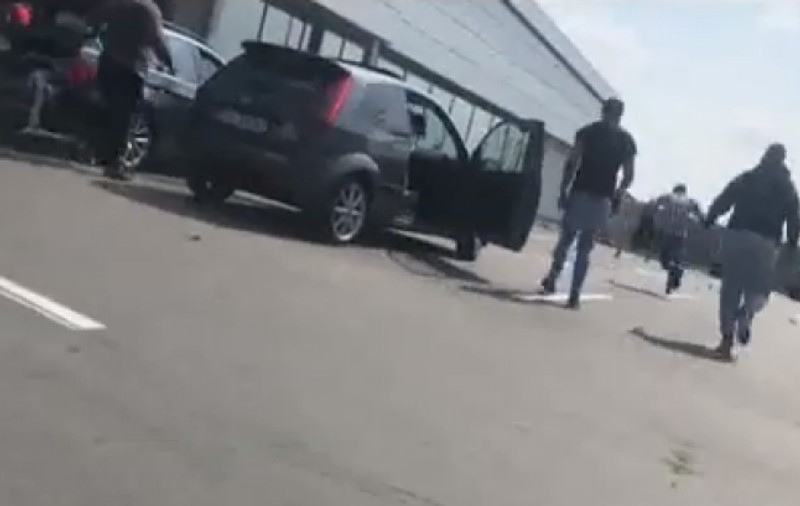 Bătaie cu săbii, lopeţi și bâte în parcarea unui hipermarket din Balş. Două persoane au fost rănite (VIDEO)