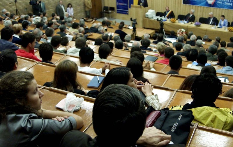 Combinezoane pentru studenții nevaccinați, prioritate în cămine pentru imunizați. Scenariile făcute de universități pentru toamnă