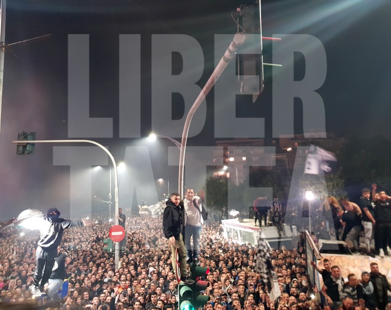 VIDEO/ Răzvan Lucescu a rescris legendele Olimpului! S-a prins în hora bucuriei cu suporterii după ce PAOK a câștigat primul titlu după 34 de ani!