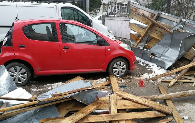 FOTO| Acoperișul unui bloc din Focșani, smuls de vântul puternic. Bucățile căzute au distrus două mașini parcate