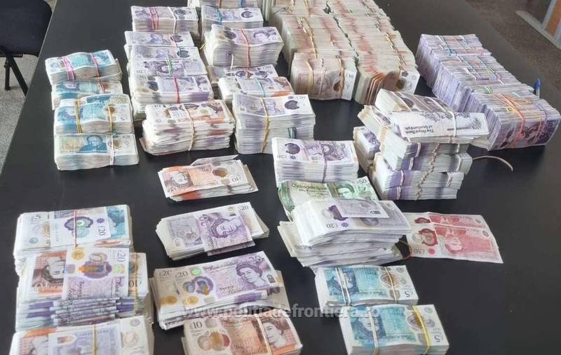 Bărbați cu peste 480.000 de lire sterline ascunse în mașină, prinși de polițiști în timp ce încercau să iasă din România