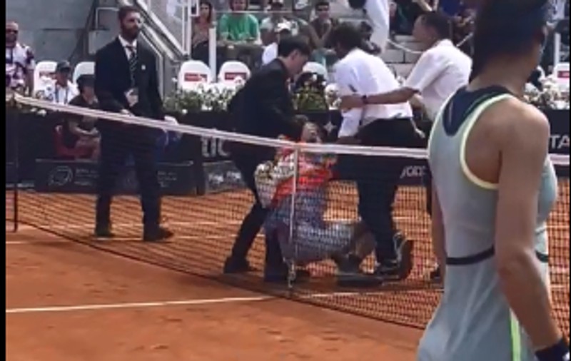 Meciul Soranei Cîrstea cu Madison Keys de la Roma, întrerupt după ce doi protestatari au intrat pe teren. VIDEO