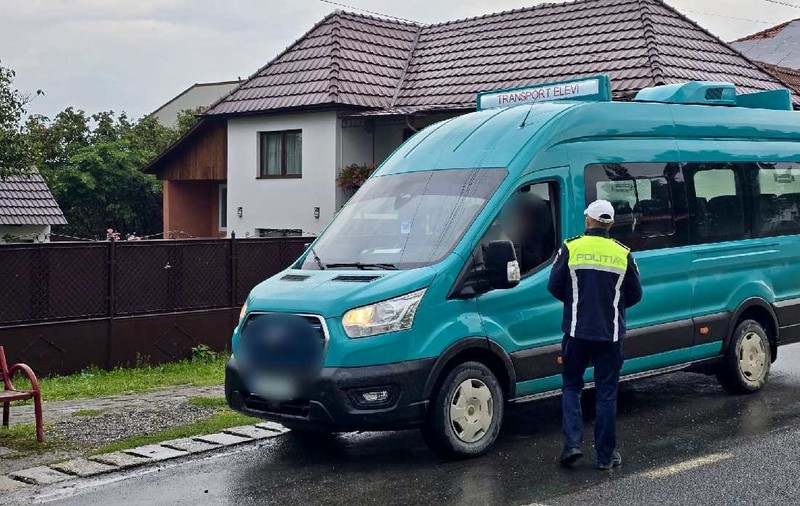Șoferul unui microbuz școlar, prins băut la volan, în Arad, în timp ce transporta 25 de elevi