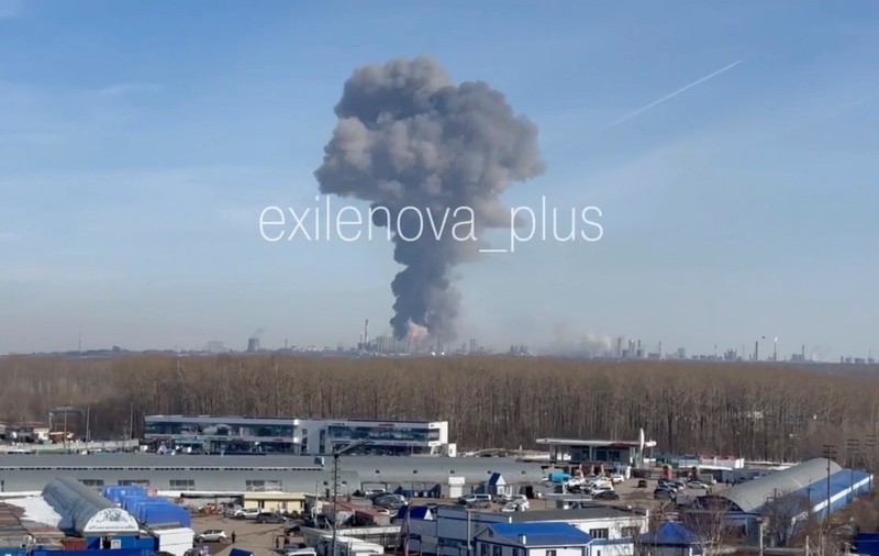 Atac masiv cu drone asupra Rusiei: un depozit de petrol și infrastructura unui port, în flăcări