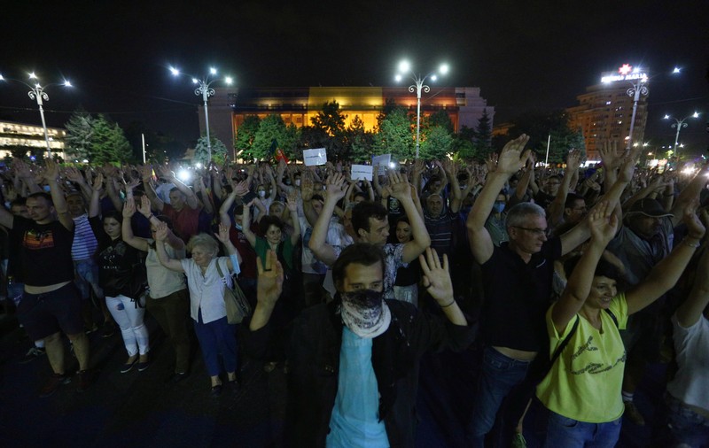 FOTO & VIDEO / Manifestație în Piața Victoriei, pentru a "comemora" violențele din 10 august
