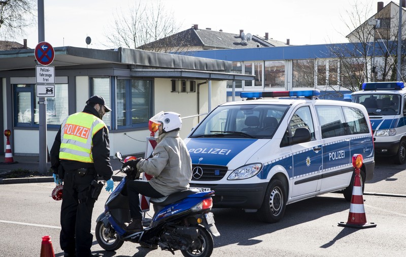 Cinci români au fost prinși încercând să intre cu acte false în Germania