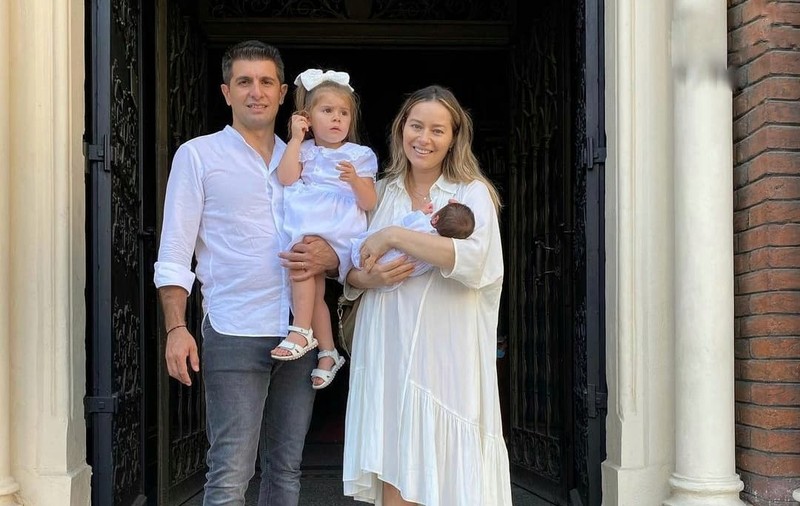 Laura Cosoi s-a fotografiat alăptându-și fata cea mică. „Așa pierzi 500 de calorii pe zi”