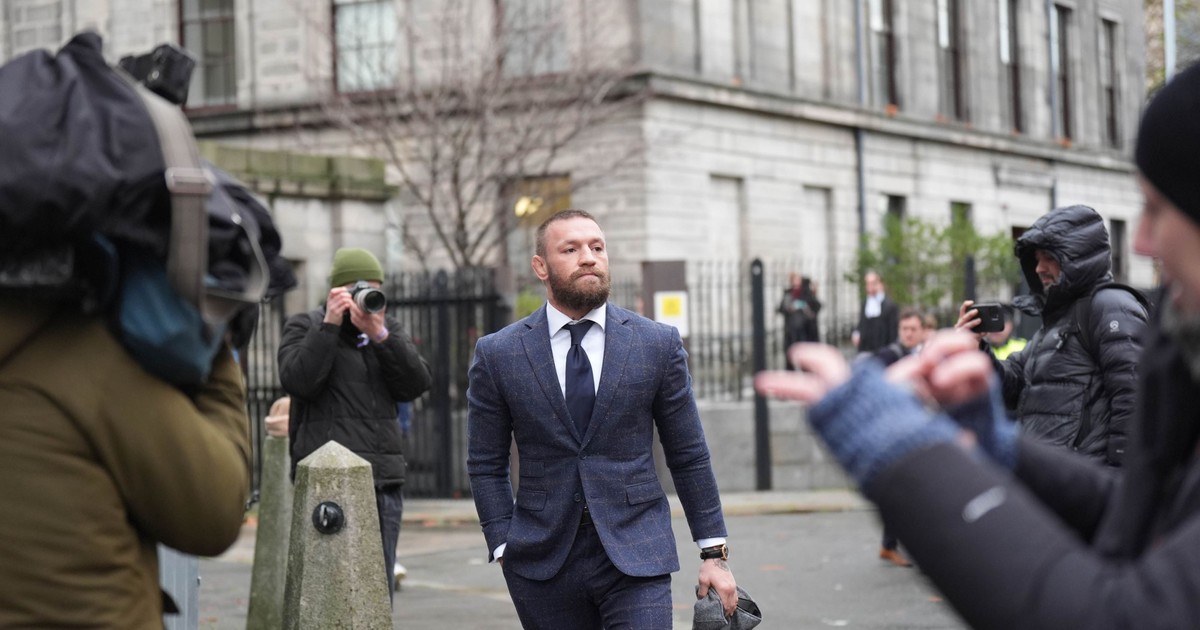 Conor McGregor a fost surprins în timp ce se îndrepta spre un tribunal din Dublin, unde trebuia să se prezinte pentru cazul în care a fost acuzat de agresiune sexuală.