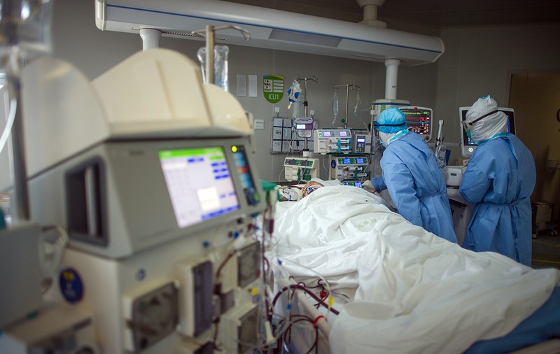 UPDATE | Medicii și asistentele din secția Spitalului Universitar unde a fost internat al doilea mort COVID-19, testați abia azi, după 3 zile. „Mai sunt câțiva mâine”