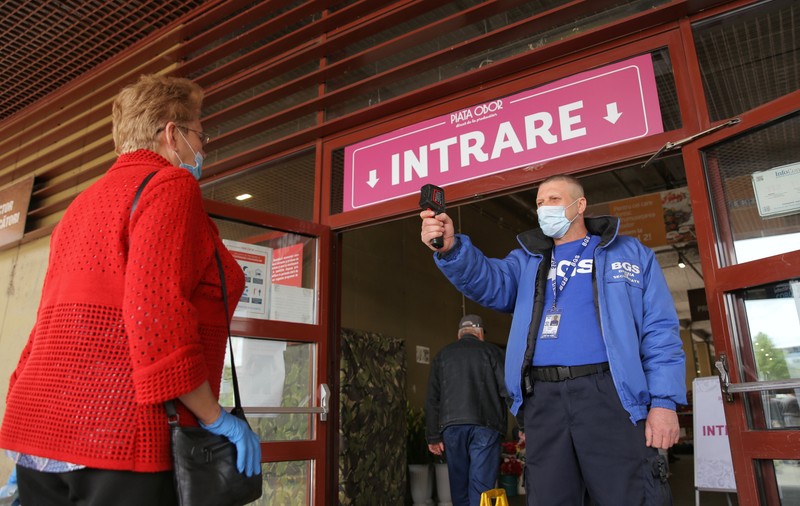 Două lanțuri de supermarketuri au renunțat la măsurarea temperaturii clienților, după scandalul termometrizării