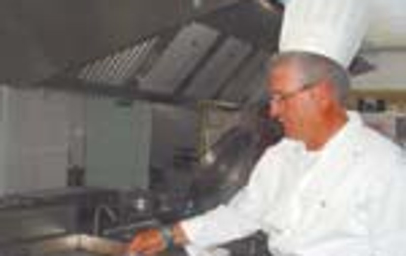 E director, chelner si bucatar