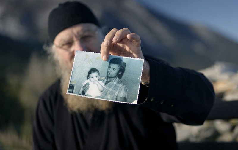 „Uneori mi-a fost greu să-mi păstrez calmul”. Interviu cu regizorul care a plecat pe urmele tatălui său, călugăr la Muntele Athos
