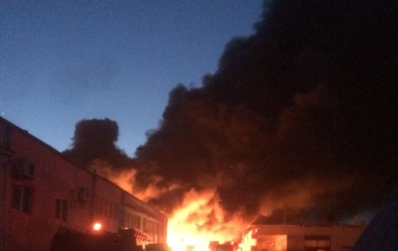 Incendiu la o fabrică de mase plastice din Hunedoara. Un muncitor a fost rănit