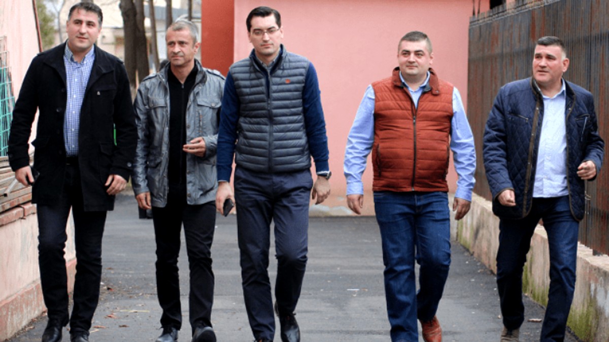 Buzoianul Adrian Petre, omul lui Burleanu, este inculpat într-un dosar. Care sunt ceilalți ”penali” din Adunarea Generală a FRF. Toți oamenii președintelui