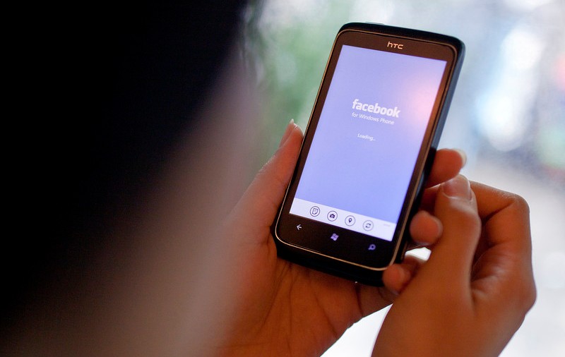 Tânără arestată pentru ameninţări pe social media la adresa unui profesor care a vorbit despre caricaturile din Charlie Hebdo