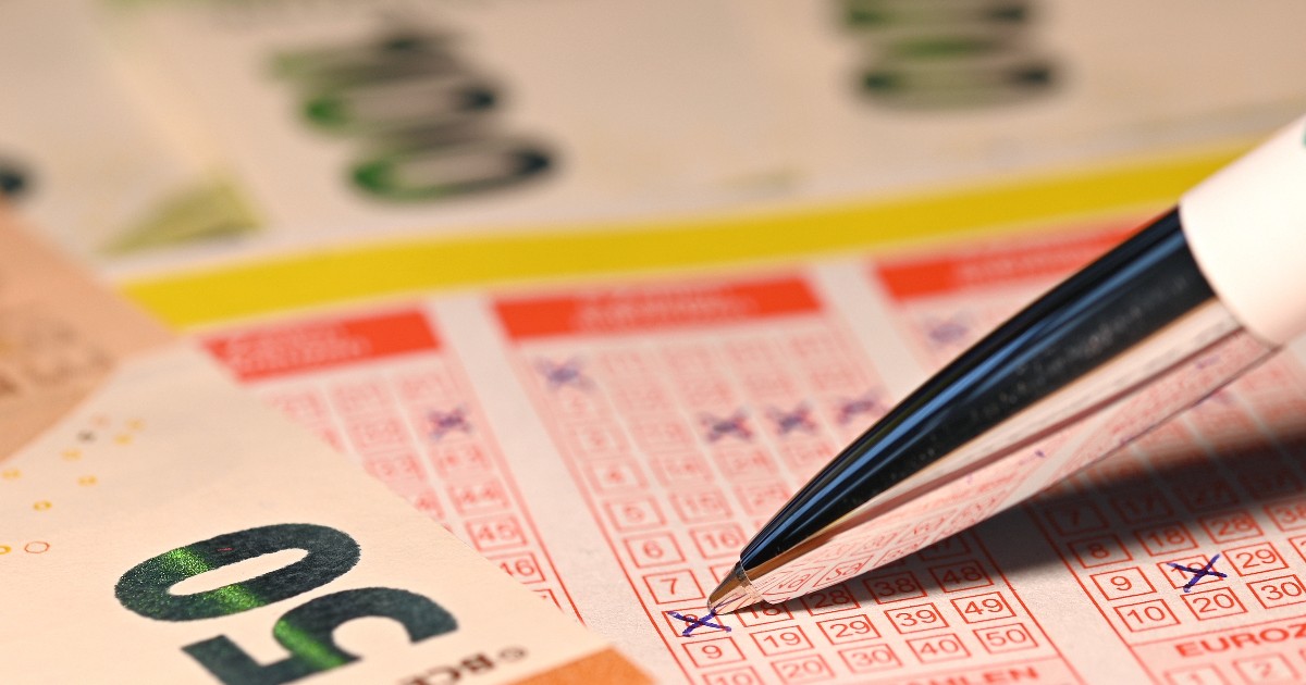 Un pix pe un bilet de loto. În partea stângă este o bancnotă de 50 de euro.