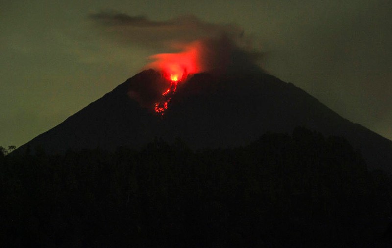 Vulcanul Semeru din Indonezia a început să erupă, producând nori denși de cenușă