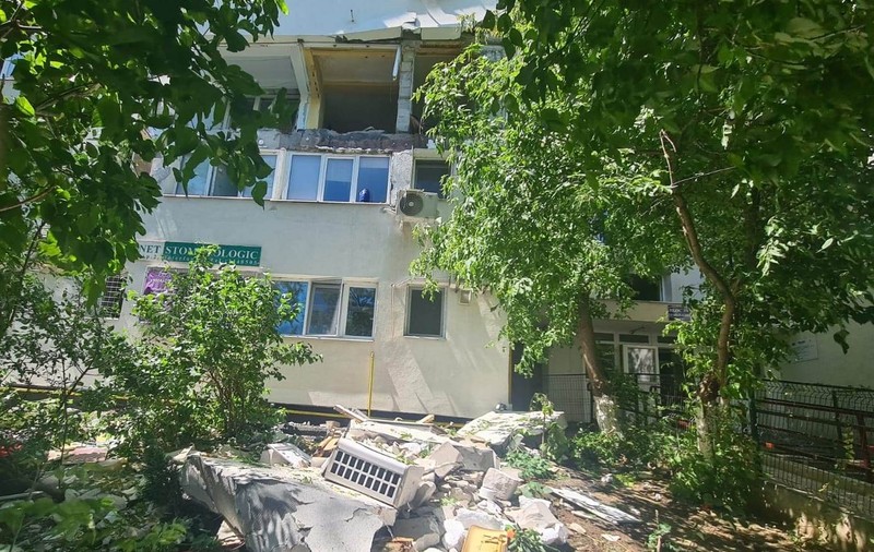 Explozie puternică într-un bloc din sectorul 3 al Capitalei. O persoană prinsă sub o placă de beton, scoasă în viață de salvatori. FOTO