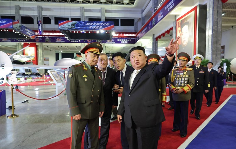 Kim Jong-un l-a dus pe Șoigu la o expoziție de armament, unde i-a arătat rachetele balistice interzise