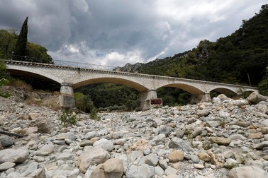 Zone uscate în albia râului Esteron, în Le Broc, lângă Nisa, sudul Franței, pe 29 iulie 2022. Zona este afectată de secetă și temperaturi record. | Foto: EPA