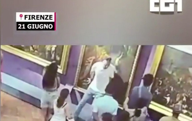 O pictură veche de 300 de ani de la muzeul Ufizi din Florența a fost ruptă de un bărbat care a vrut să fie amuzant pe internet