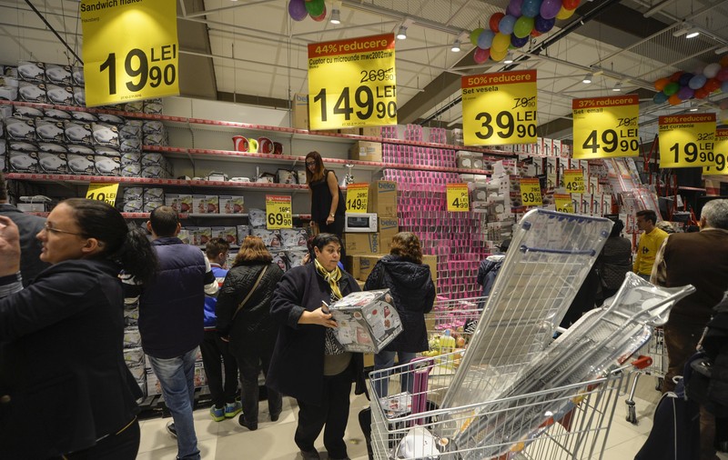 Avertismentul Protecției Consumatorilor cu privire la reducerile de preț din perioada de iarnă. Cum te poți asigura că nu ești păcălit