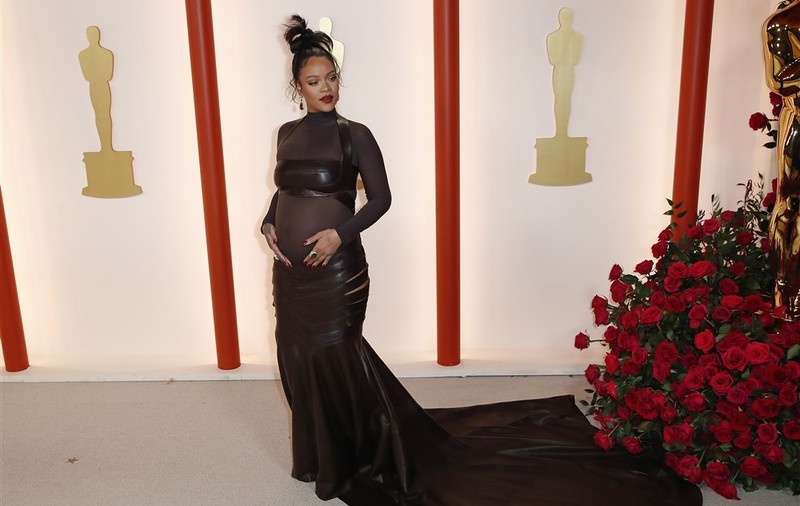 Rihanna, spectaculoasă și însărcinată la Oscar 2023. Cum și-a pus artista sarcina în evidență, pe scena evenimentului