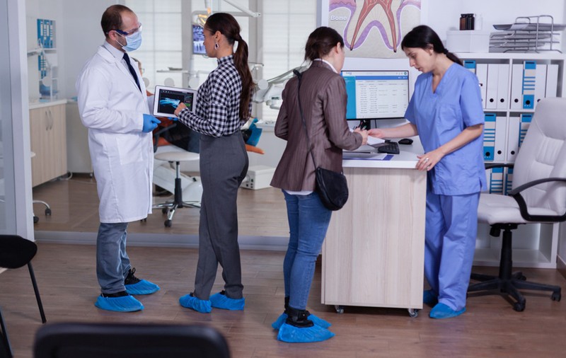Ce face un dispenser de acoperit pantofii pentru reputația clinicii tale