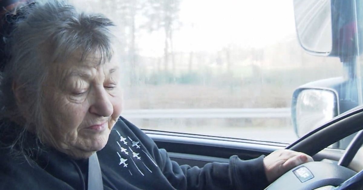 Roswitha Hellmuth-Gamberger, 76 de ani, la volan, lucrează ca șofer de camion de 45 de ani. Camionul ei de 40 de tone a devenit acum casa ei.