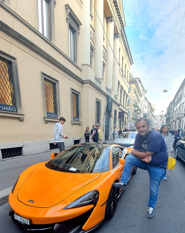 La pas pe cea mai luxoasă stradă din Europa. Un metru pătrat construit valorează 38.000 de euro, iar magazinele celebre produc 12% din venitul brut pe cap de locuitor al orașului Milano!